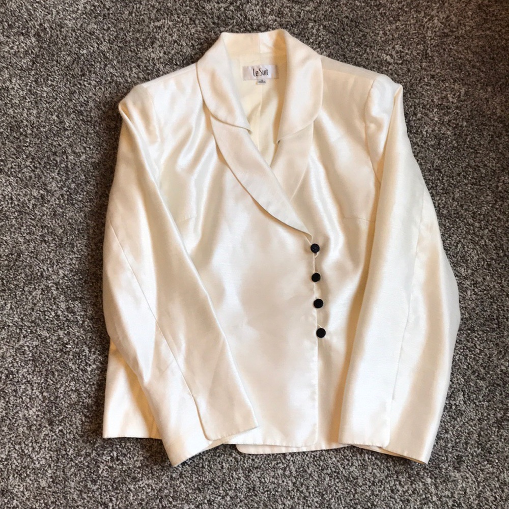 Beautiful metallic white/black suit!